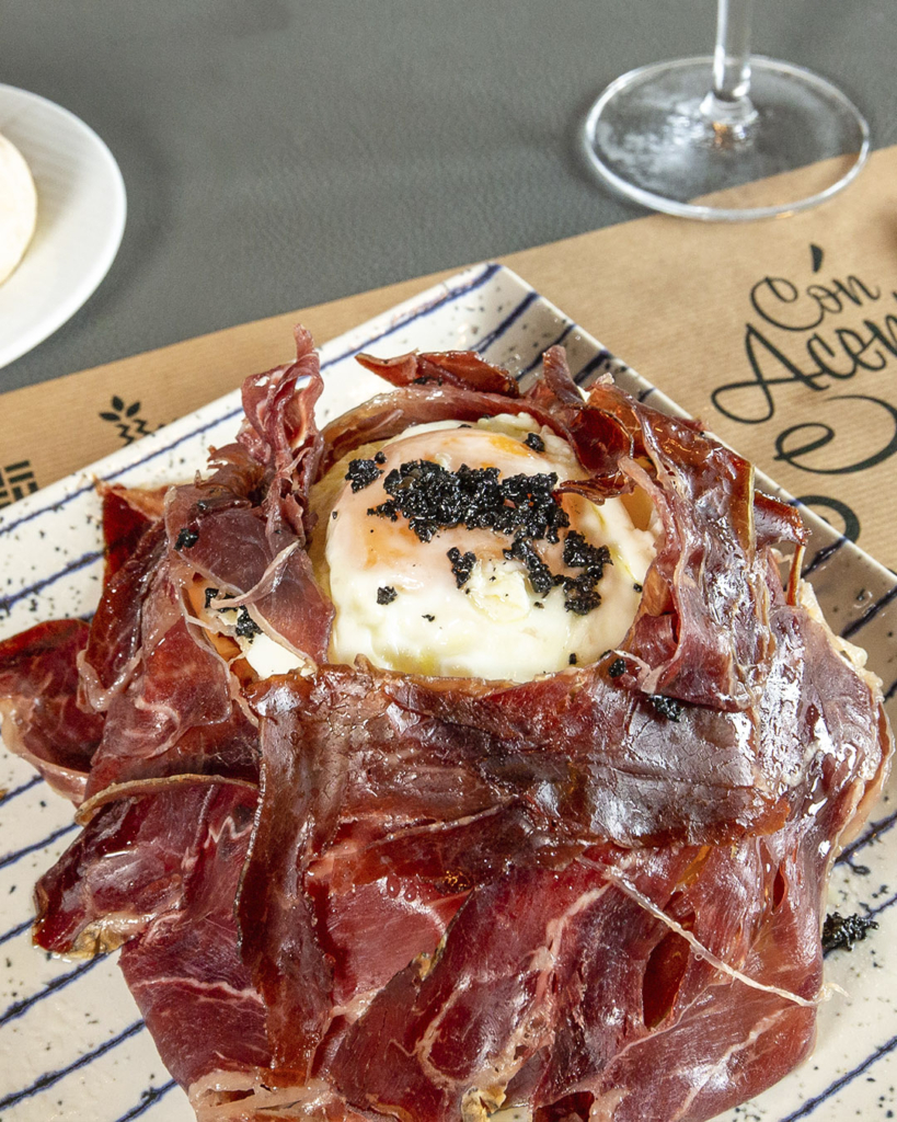 Cecina con huevo y patatas