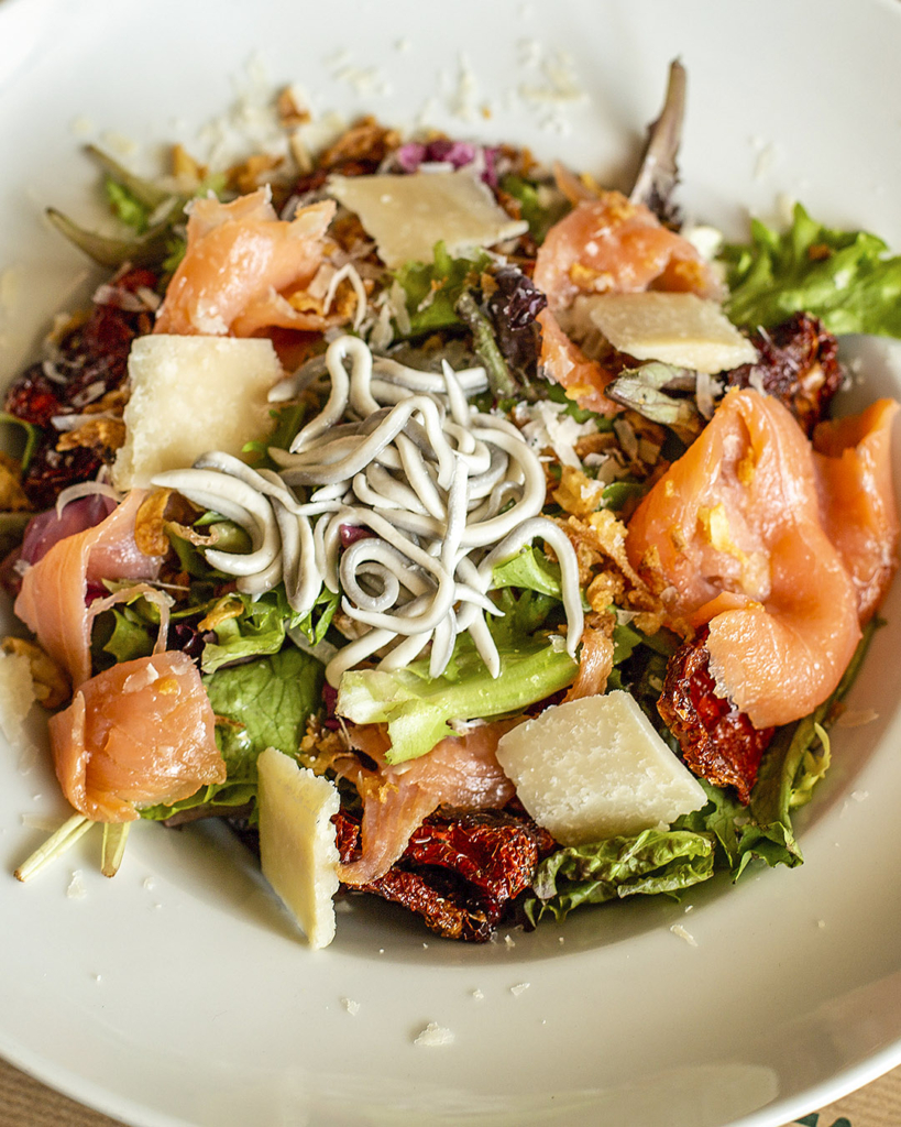 Ensalada de gulas con salmón y parmesano