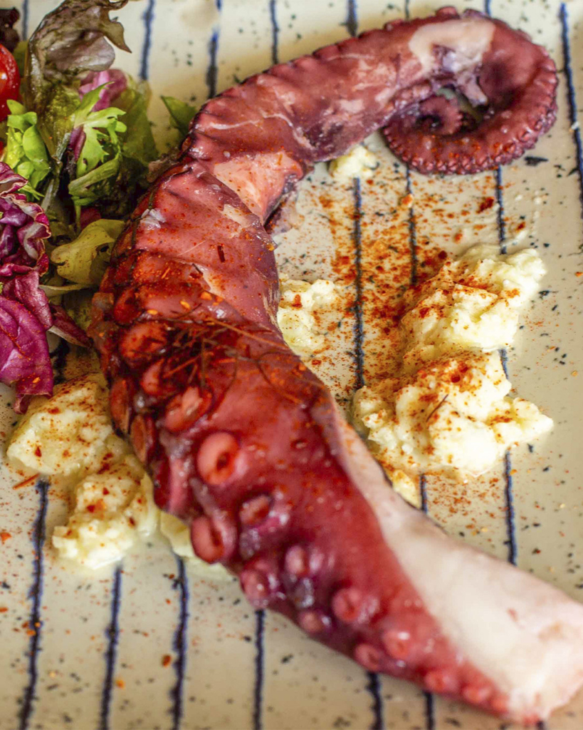 Pata de pulpo con pure de patata
